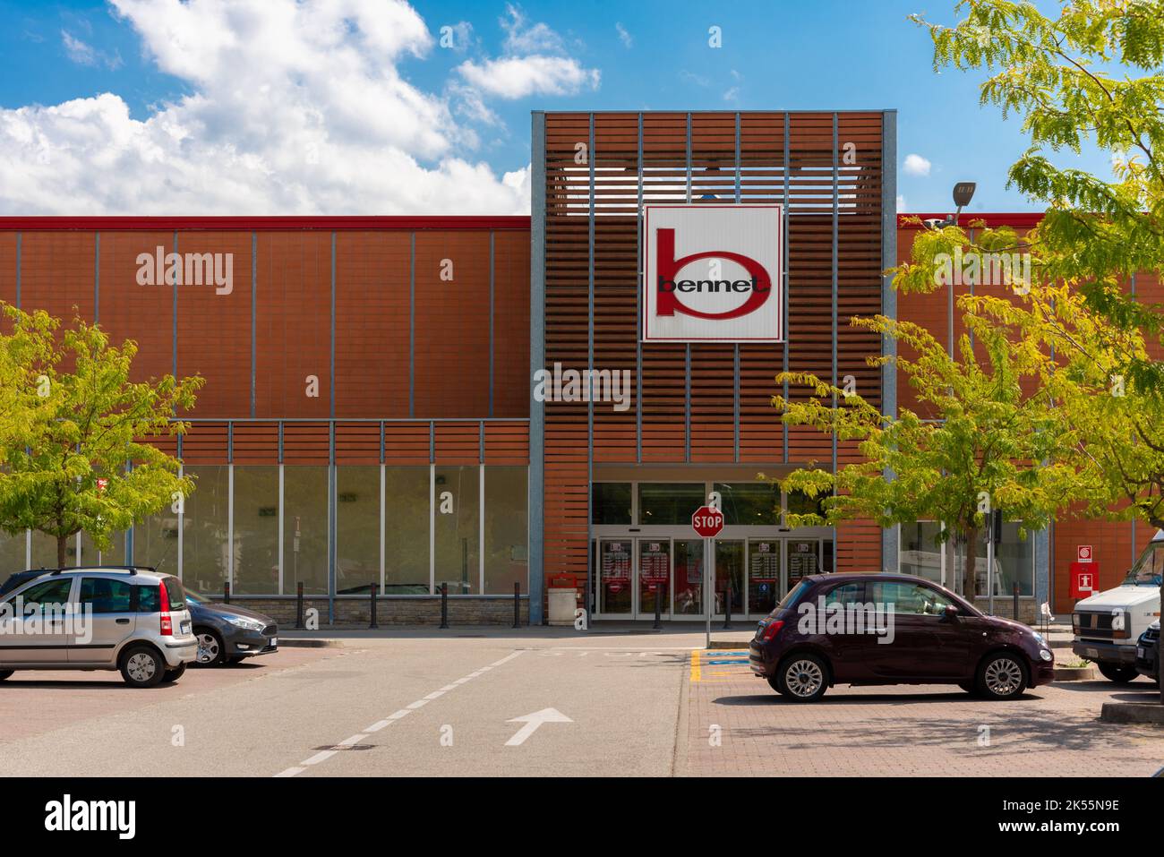 Santa Vittoria di Alba, Cuneo, Italie - 16 août 2022 : logo Bennett à l'extérieur du centre commercial de Santa Vittoria Di Alba. C'est une chaîne d'hypermarché Banque D'Images