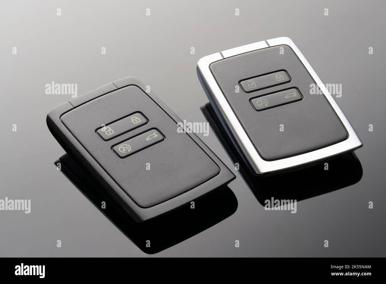 clé de contact avec porte-clés et ouvre-porte pour voiture avec fonction mains libres. Banque D'Images