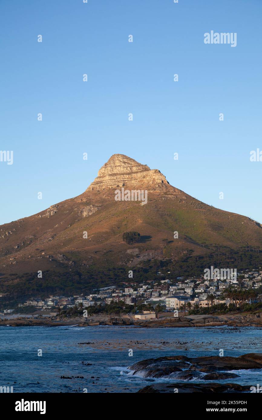 En regardant vers camps Bay et Lions Head à Sundown à Cape Town - Afrique du Sud Banque D'Images