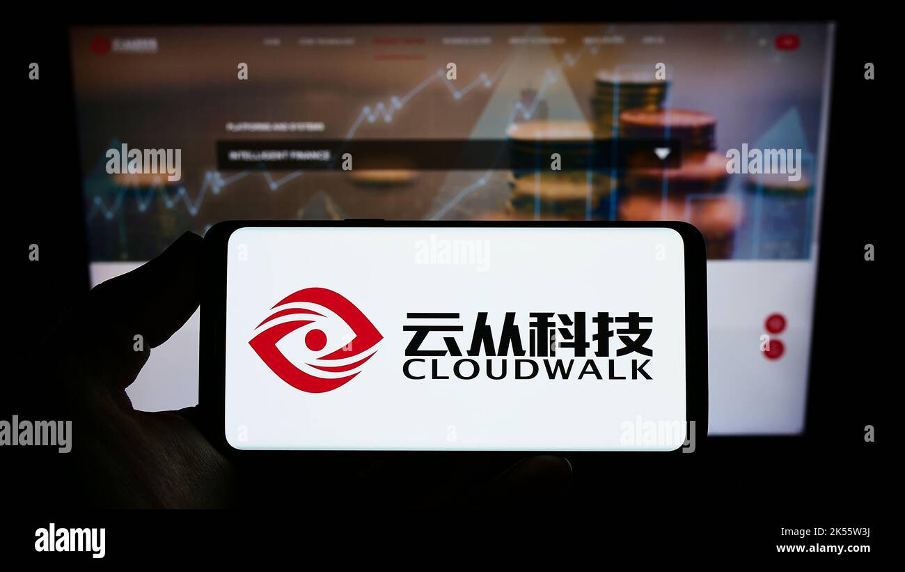 Personne tenant un smartphone avec le logo de la société chinoise CloudWalk Technology Co. Ltd. À l'écran devant le site Web. Mise au point sur l'affichage du téléphone. Banque D'Images