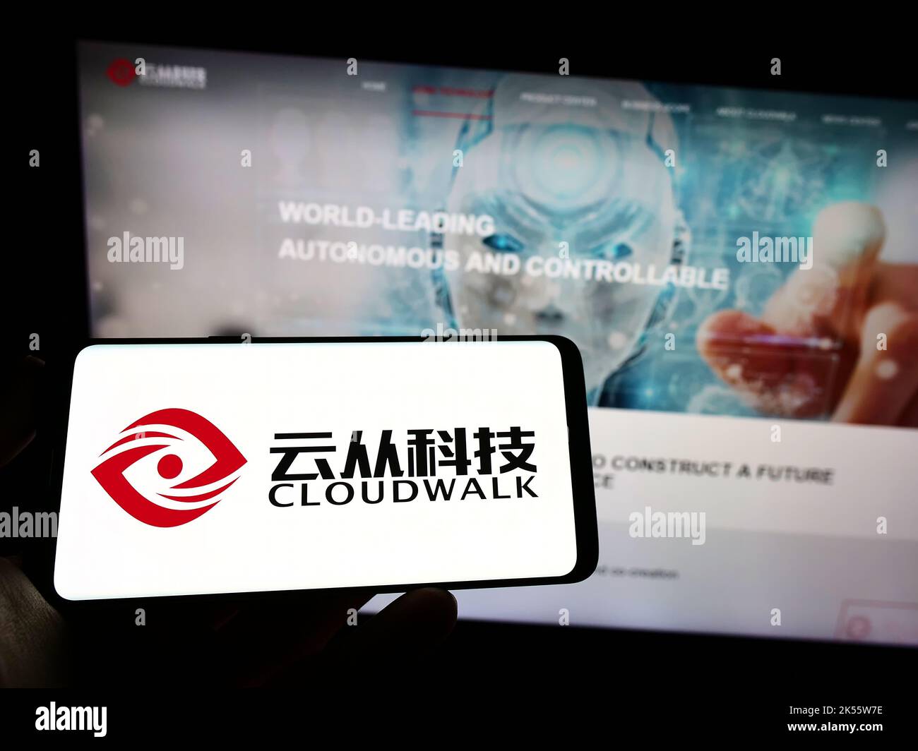 Personne tenant un téléphone mobile avec le logo de la société chinoise CloudWalk Technology Co. Ltd. À l'écran en face de la page Web. Mise au point sur l'affichage du téléphone. Banque D'Images