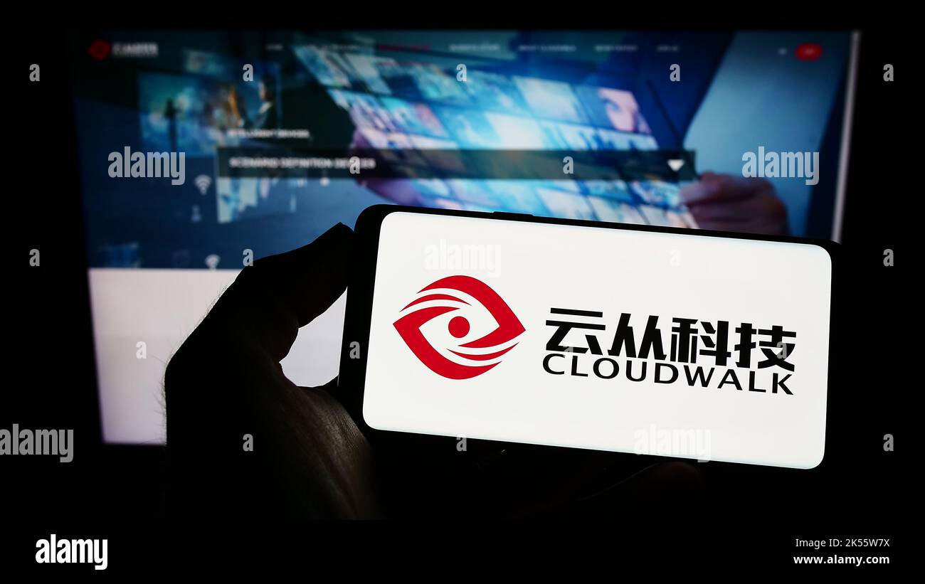 Personne tenant un téléphone portable avec le logo de la société chinoise CloudWalk Technology Co. Ltd. À l'écran devant la page Web. Mise au point sur l'affichage du téléphone. Banque D'Images