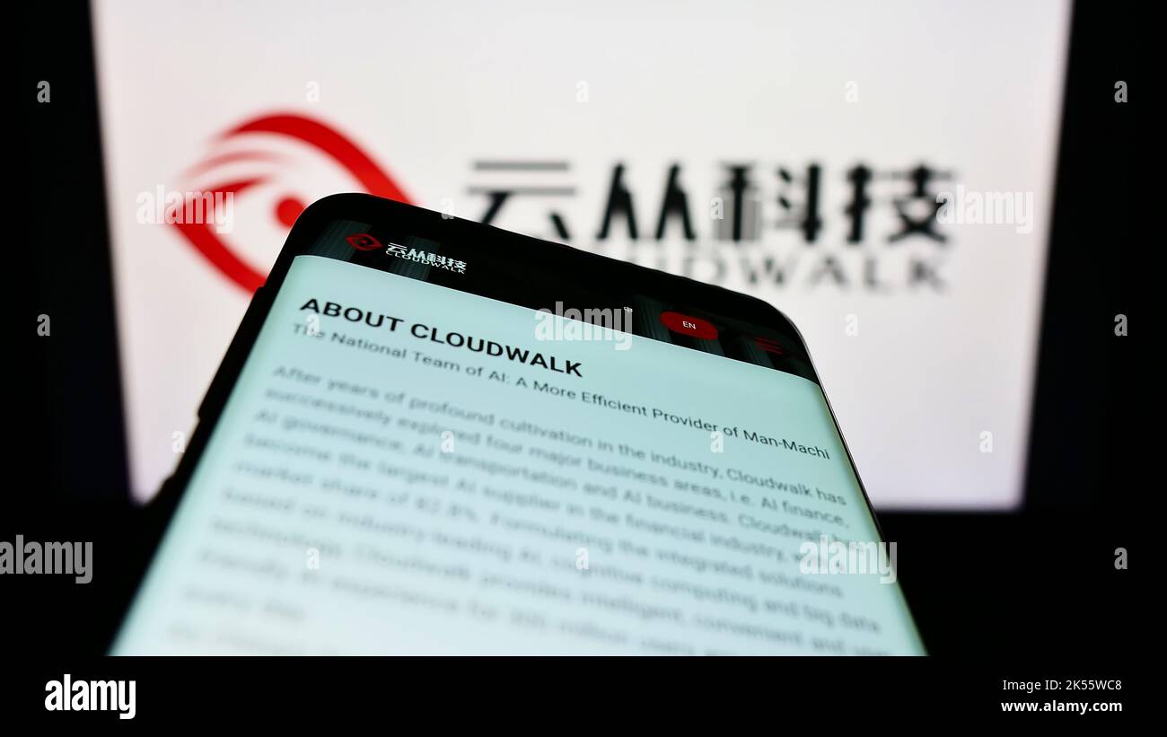 Smartphone avec la page Web de la société chinoise CloudWalk Technology Co. Ltd. À l'écran devant le logo de l'entreprise. Faites la mise au point dans le coin supérieur gauche de l'écran du téléphone. Banque D'Images