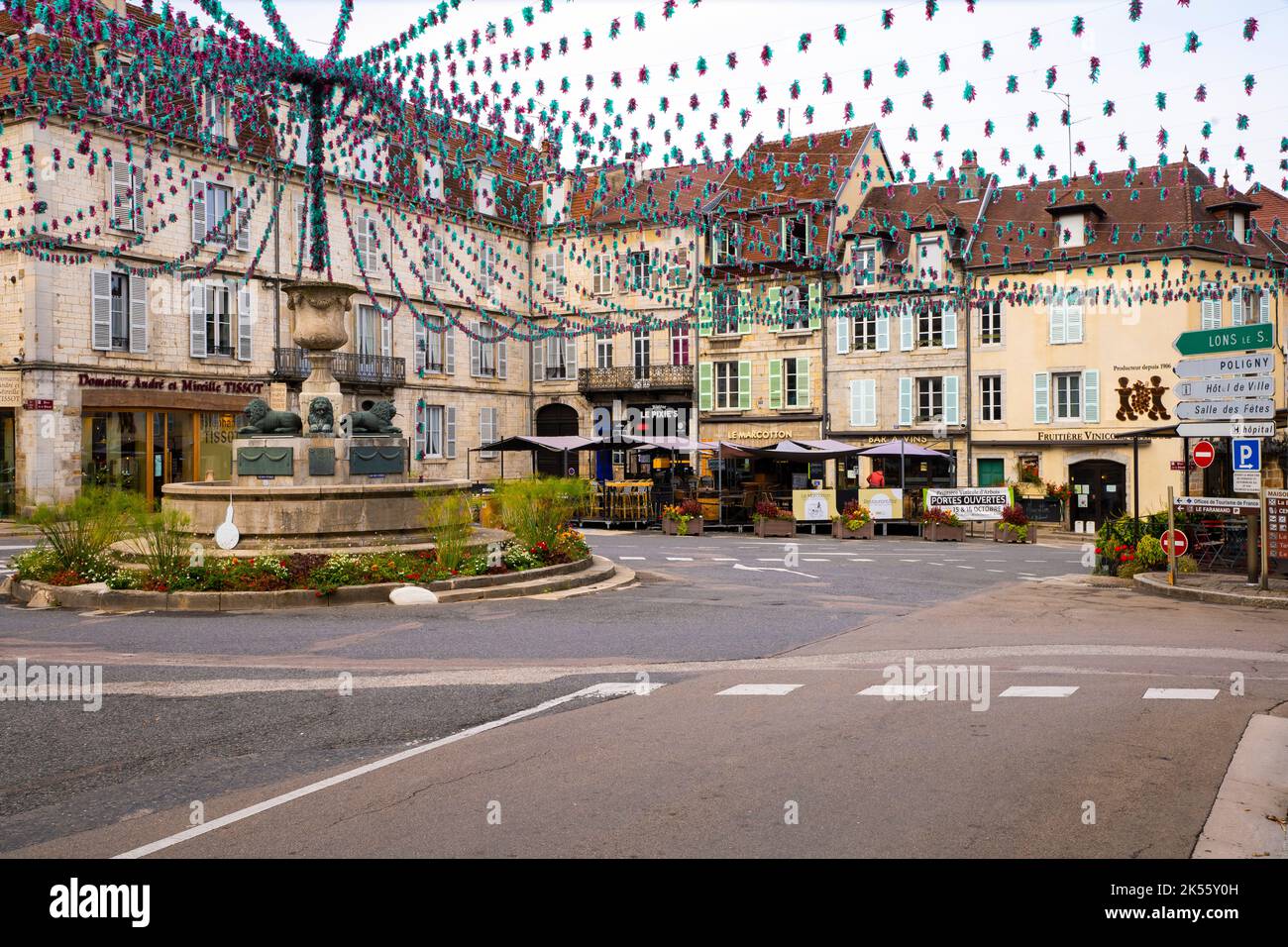 Centre-ville d'Arbois. Arbois est une commune au coeur de la région viticole du Jura dans l'est de la France. Banque D'Images