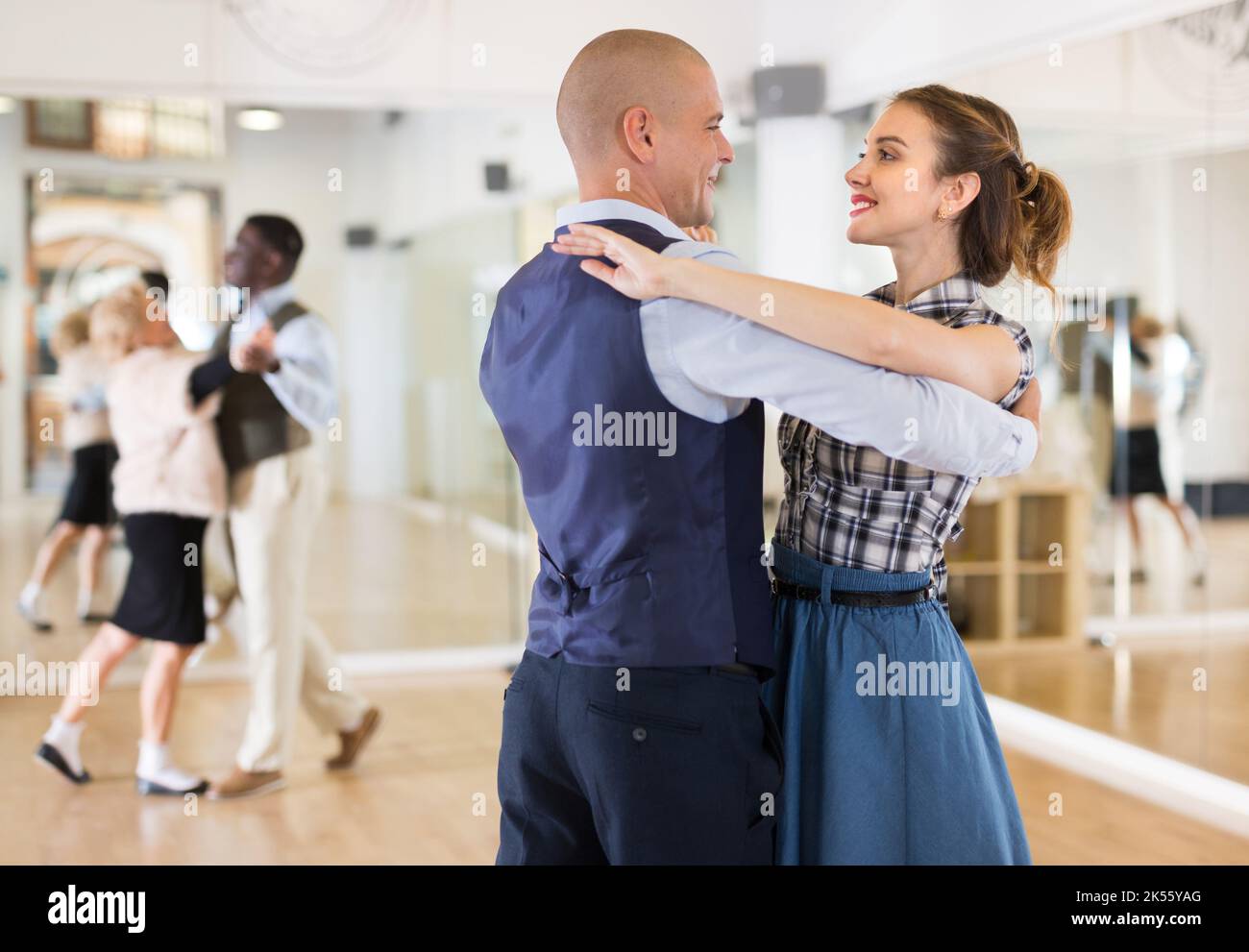 Homme et femme heureux appréciant la danse de salle de bal Banque D'Images