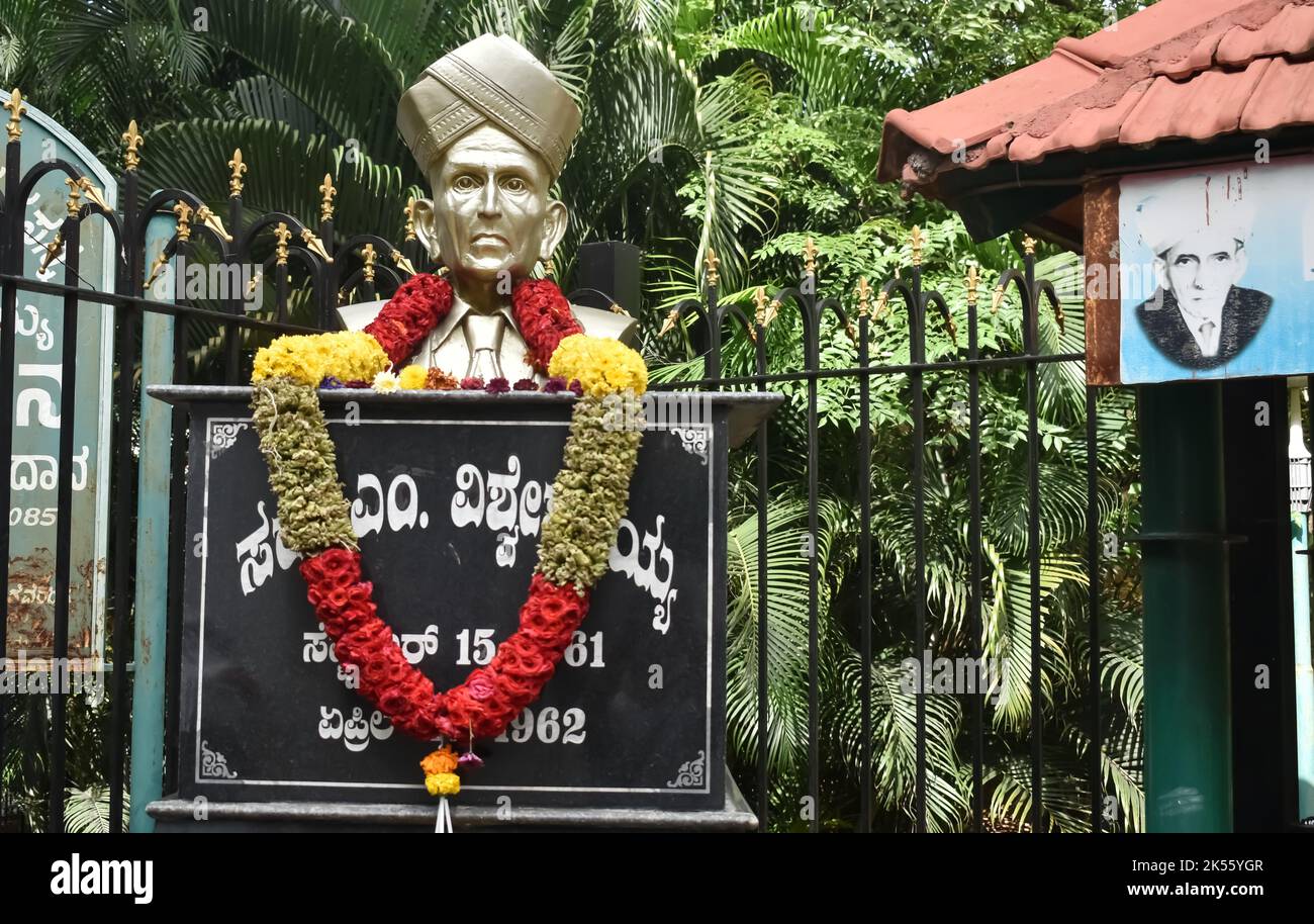 Gros plan sur une photo sélective d'une statue de Vishweshwalaiah dans un parc en Inde. Il a reçu Bharath Ratna de l'Inde Banque D'Images