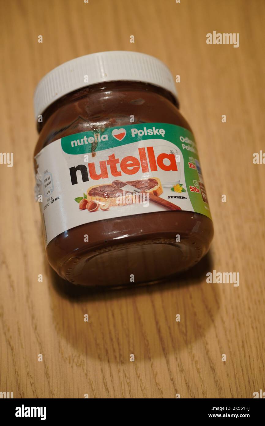 Polish Ferrero Nutella noisette et crème au chocolat dans un pot ouvert en  verre sur une table en bois Photo Stock - Alamy