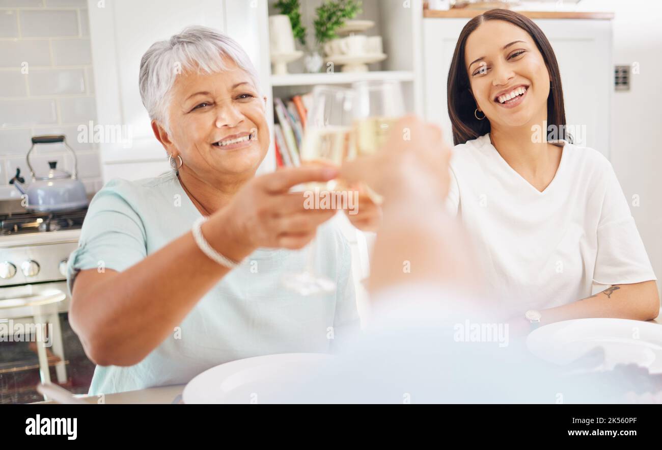 Champagne, vieille femme et toast pov de la personne avec grand-mère et fille dans la cuisine à la maison. Des encouragements, des fêtes et un sourire avec un verre d'alcool, une boisson Banque D'Images