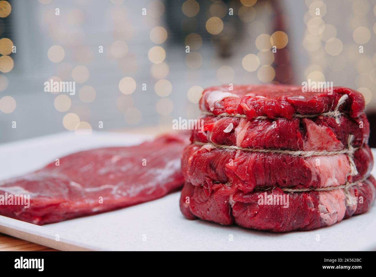 Un morceau de bœuf vieilli sur une assiette. Gros plan, mise au point sélective. Viande pour steaks en cours de cuisine. Banque D'Images