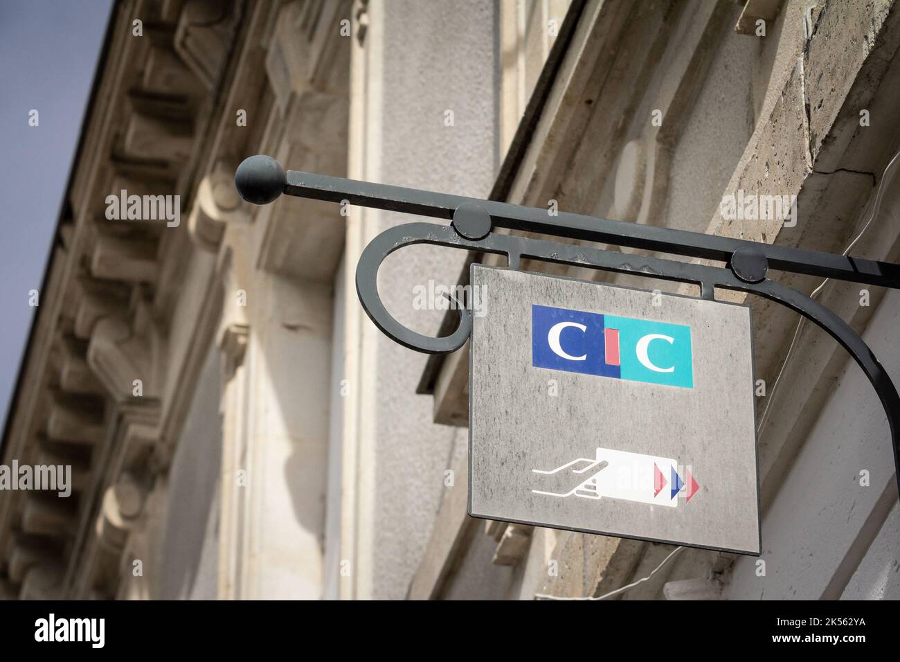 Photo d'un panneau avec le logo de CIC sur leur agence bancaire locale pour Bordeaux, France. CIC, ou crédit industriel et commercial est un service financier Banque D'Images