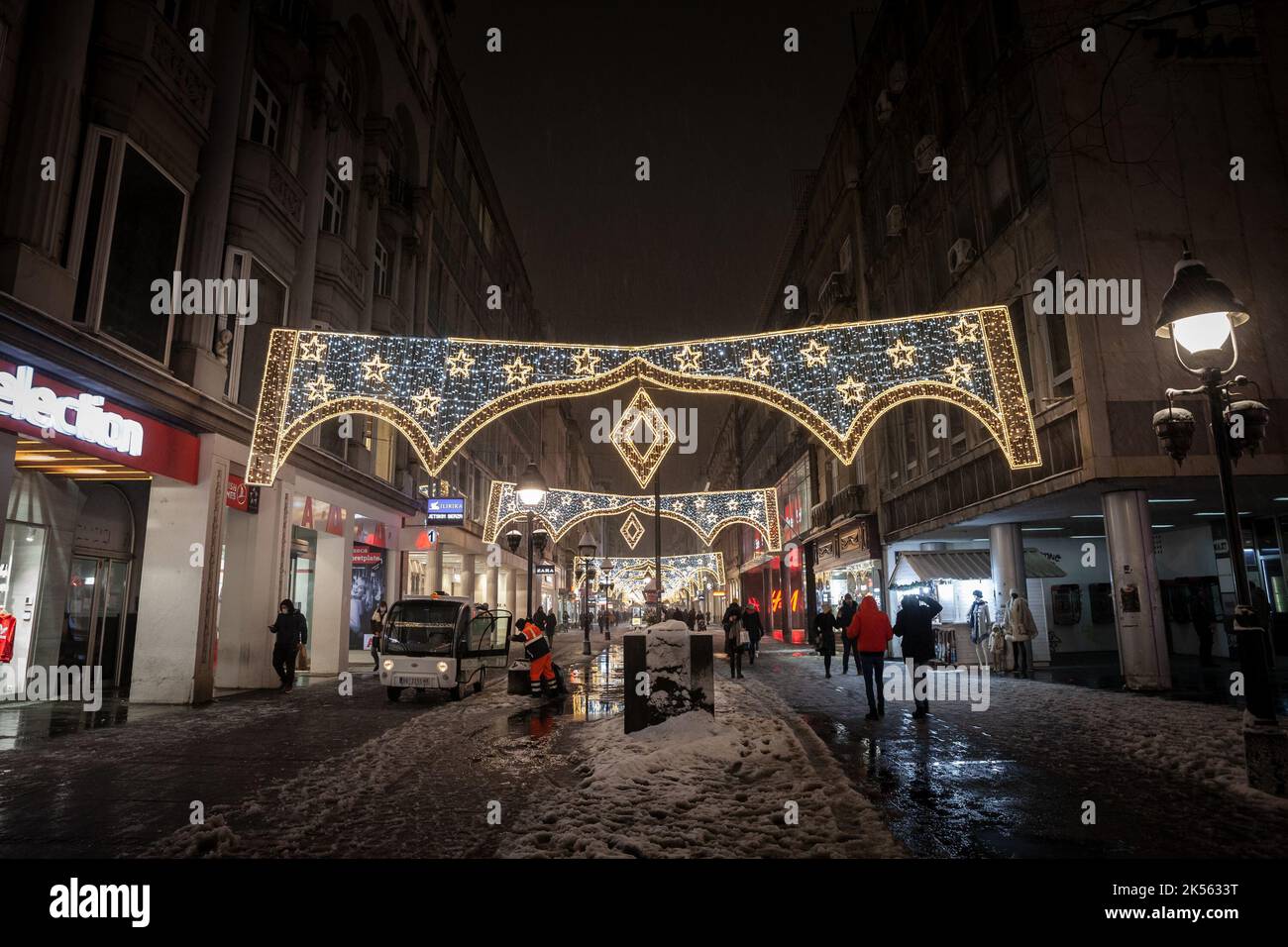 Photo de la rue Kneza Mihailova à belgrade, Serbie, illuminée pour noël, avec de la neige, en décembre. Banque D'Images