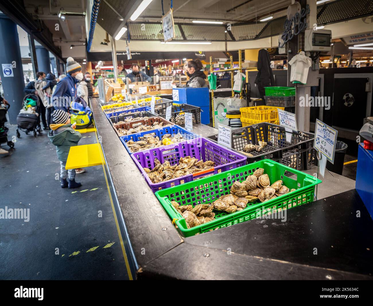Photo du marché des Capucins à Bordeaux, à la recherche d'huîtres et d'autres coquillages de fruits de mer, à vendre sur un stand. Les huîtres sont traditionnellement pr Banque D'Images