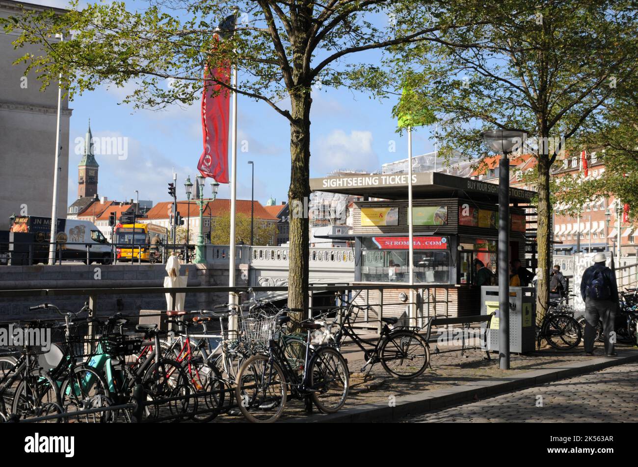 Copenhague -Danemark -16 octobre 2022- personnes sur le pont de hojbro dans la capitale danoise. (Photo..Francis Joseph Dean / Dean Pictures) Banque D'Images