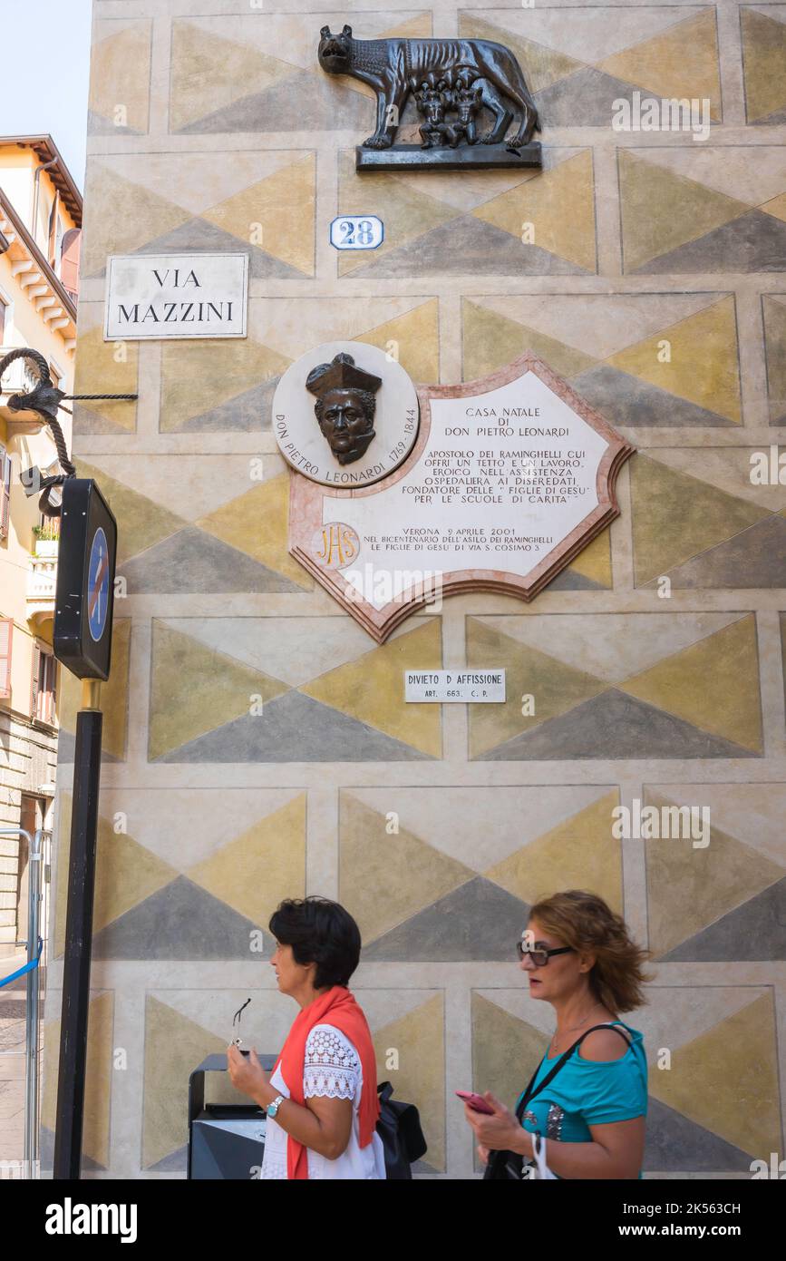 Via Mazzini Verona, vue sur les plaques historiques ornant l'extérieur de la Casa natale di Don Pietro Leonardi dans la via Mazzini à Vérone, Italie Banque D'Images