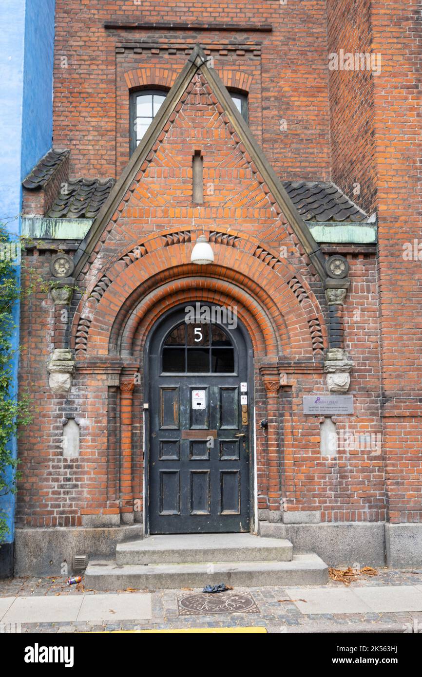Copenhague, Danemark. Octobre 2022. Porte d'entrée extérieure vue sur le bâtiment de l'école Sankt Petri dans le centre-ville Banque D'Images