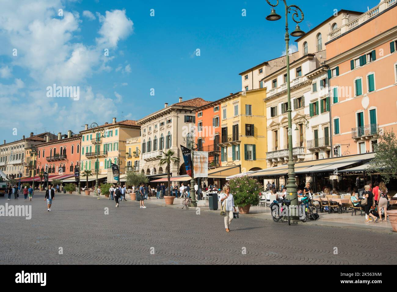 Piazza Bra Verona, vue en été de la partie ouest de Piazza Bra, une rangée colorée de cafés et restaurants connus sous le nom de Liston, Vérone, Vénétie Italie Banque D'Images