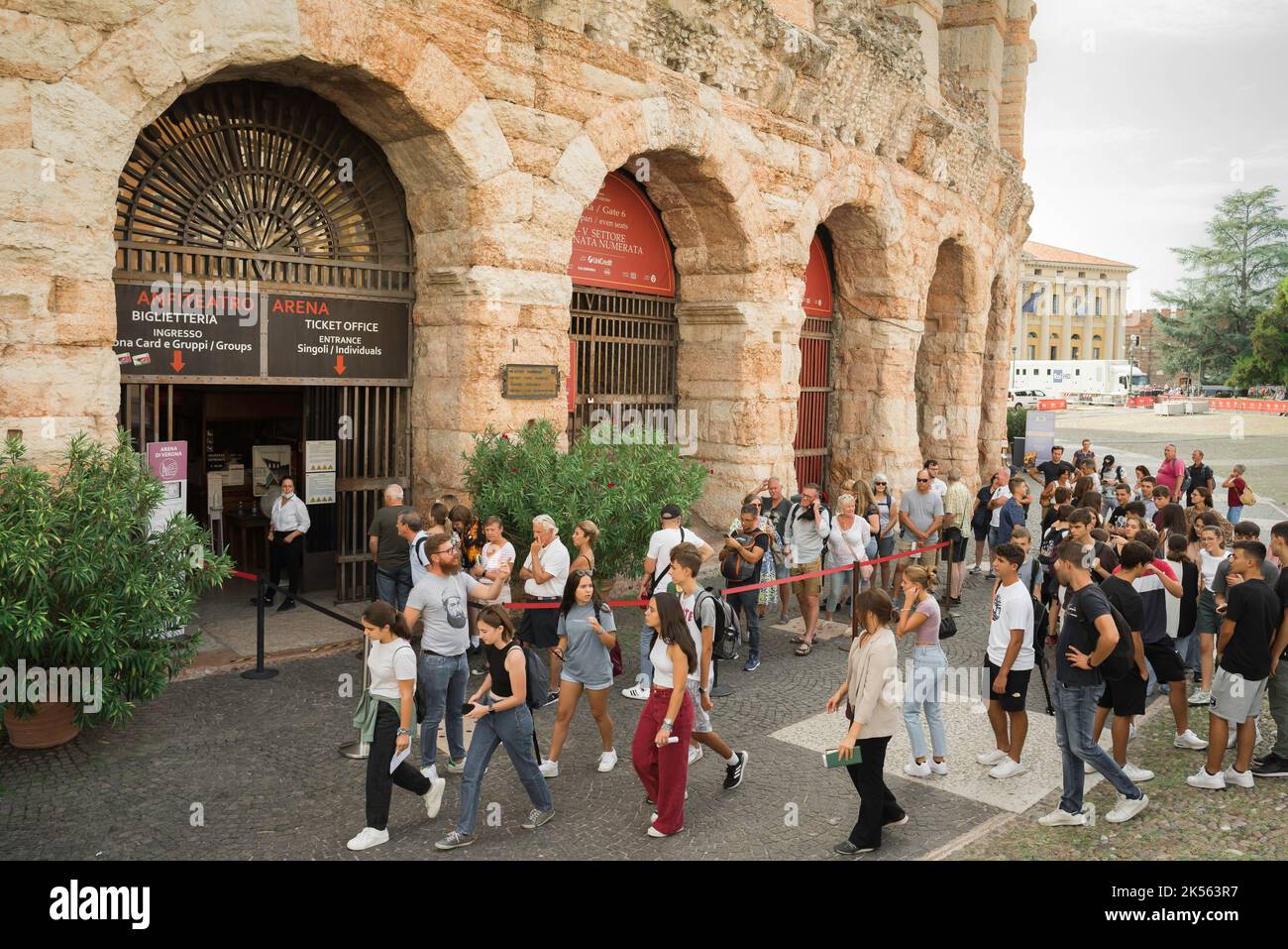 Italie tourisme, vue des personnes assemblées à l'entrée de l'arène romaine, aujourd'hui la ville Opéra, dans le centre historique de la ville de Vérone, Italie. Banque D'Images