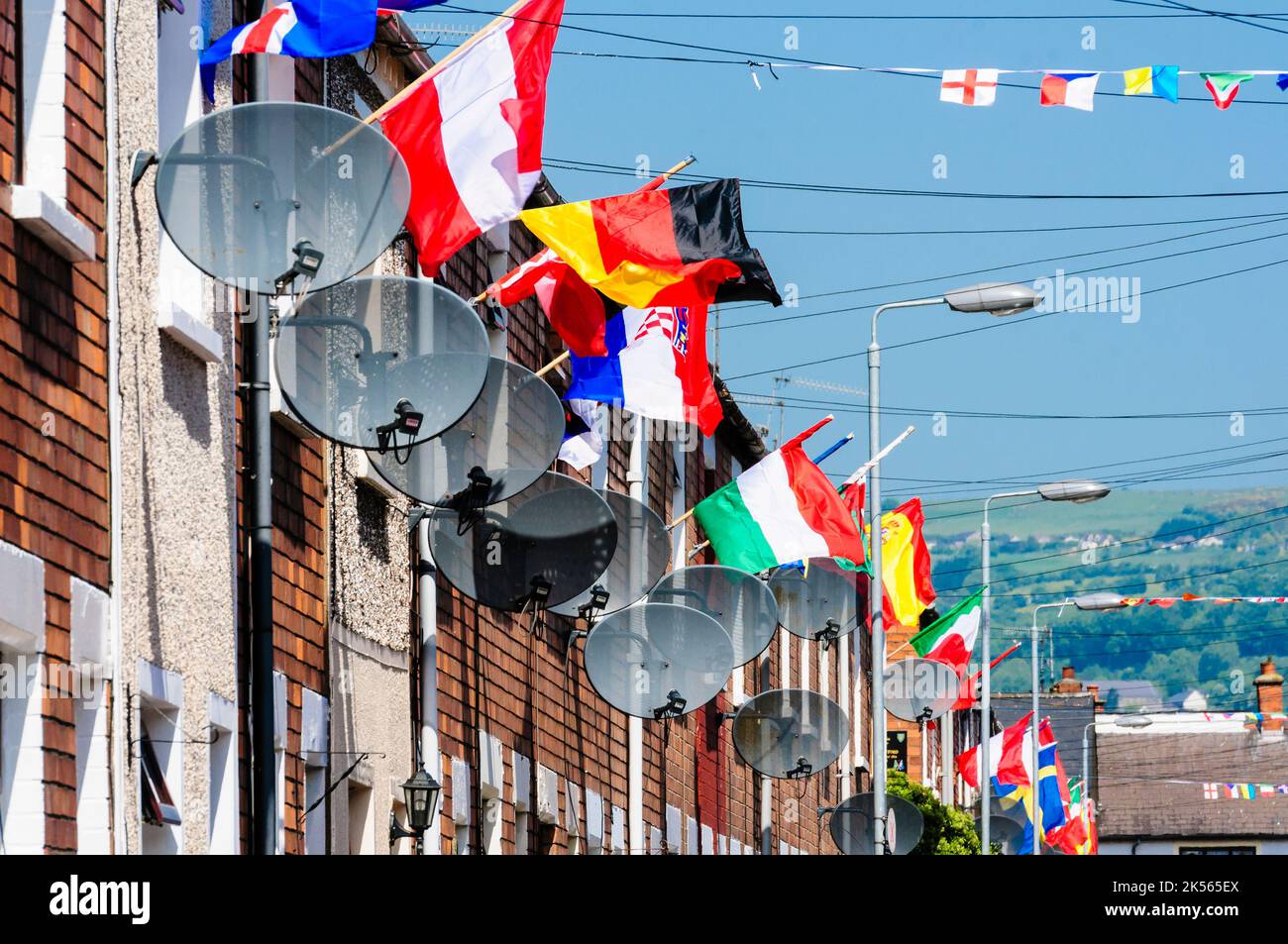 BELFAST, IRLANDE DU NORD. 04 JUIN 2016 : les maisons d'Iris Drive à Belfast Ouest sont décorées avec les drapeaux des 24 pays qui se sont qualifiés pour les 2016 euros. Les résidents ont organisé un sweepstake, chaque maison devant voler le drapeau de leur pays. On pense que c'est la première fois que les drapeaux d'Angleterre et d'Irlande du Nord sont volées volontairement dans cette zone résolument républicaine de l'ouest de Belfast. Banque D'Images