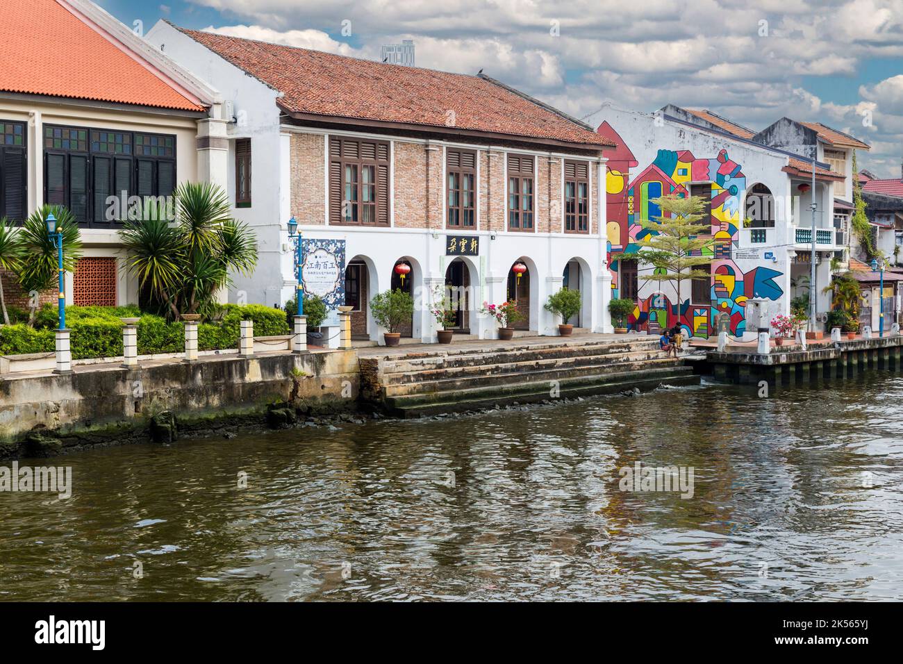 Maisons le long de la rivière Melaka, Melaka, Malaisie. Banque D'Images