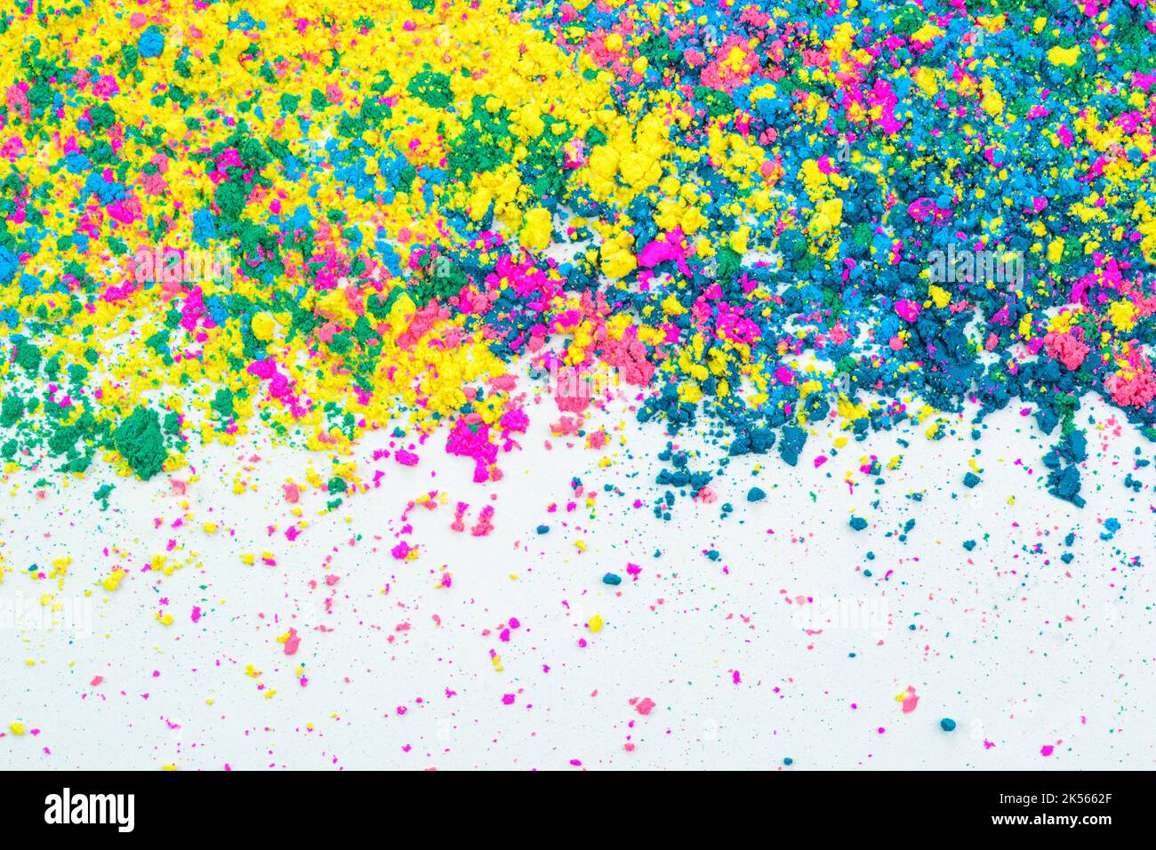 Poudre colorée éclaboussé sur fond blanc Banque D'Images
