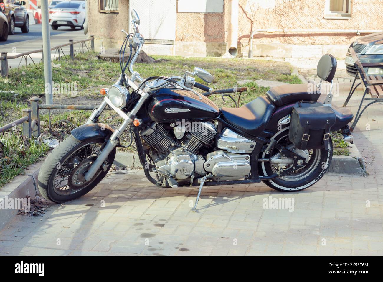 Saint-Pétersbourg, Russie - 04.01.2022: yamaha Drag star moto dans la cour. Vue de face Banque D'Images