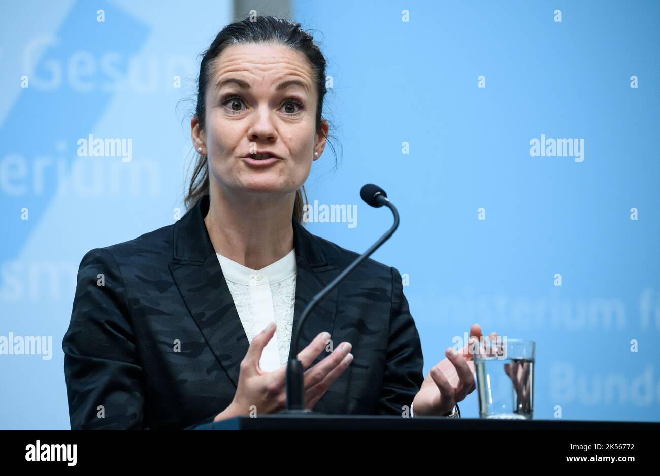 06 octobre 2022, Berlin: Isabell Halletz, directeur général de l'Association des employeurs pour les soins infirmiers, s'exprime lors d'une conférence de presse au ministère fédéral de la Santé sur les mesures de protection de la couronne dans les établissements de soins infirmiers. Le ministère a accepté une déclaration conjointe avec les associations de soins infirmiers, Les fonds d'assurance-soins infirmiers ainsi que les organismes de coordination municipaux et le Groupe de travail fédéral des institutions de protection sociale supra-locales et des institutions de protection sociale d'intégration sur la façon dont les établissements de soins infirmiers devraient réagir à la vague de Corona prévue à l'automne. Photo : Banque D'Images