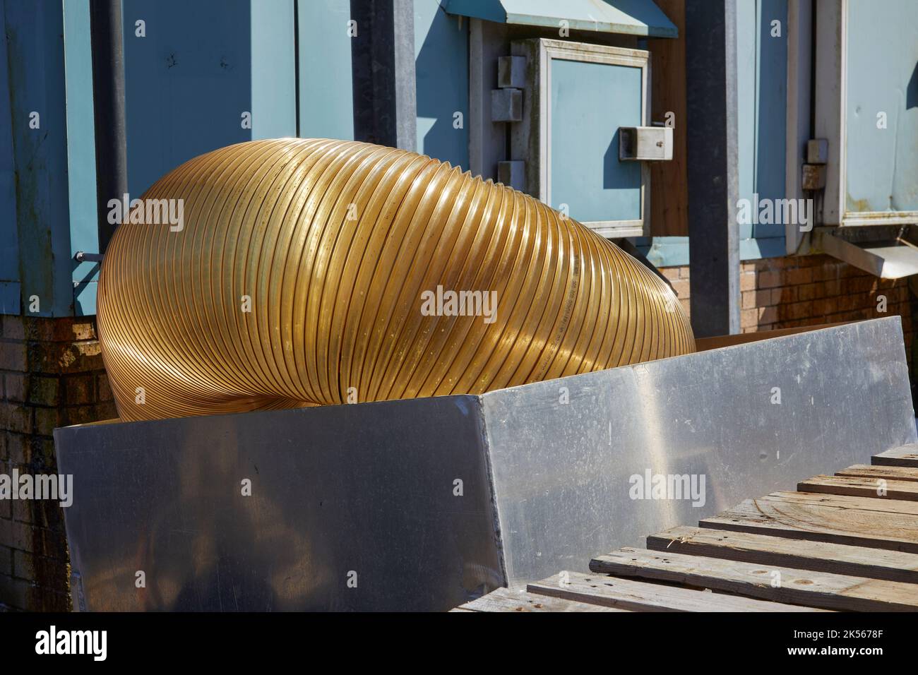 Une bobine de conduits flexibles sur le quai du port à East Loch Tarbert, Argyll et Bute. Écosse Banque D'Images