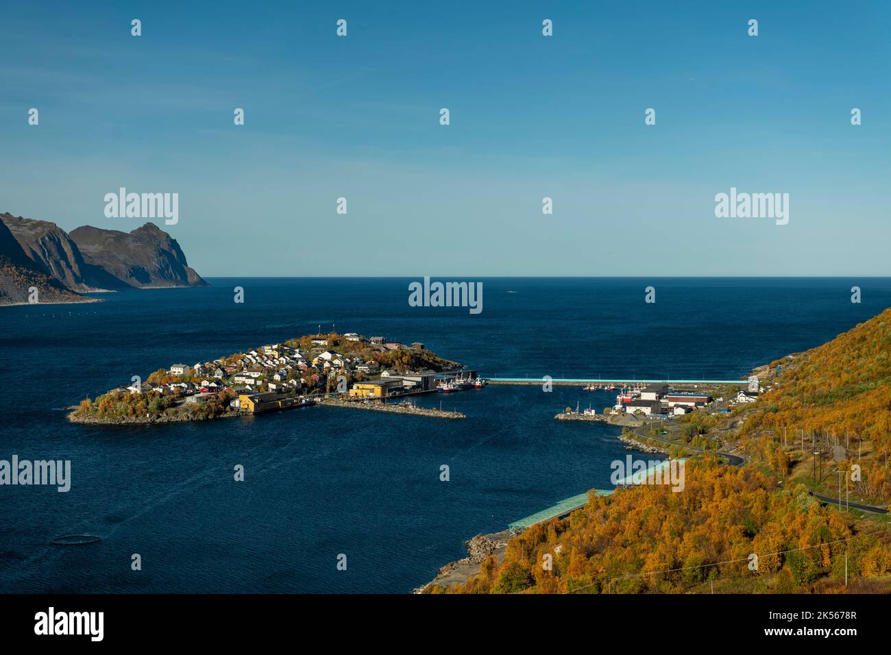 Village de pêcheurs husøy dans l'île de Senja, cercle arctique, Norvège. - photo de stock Banque D'Images