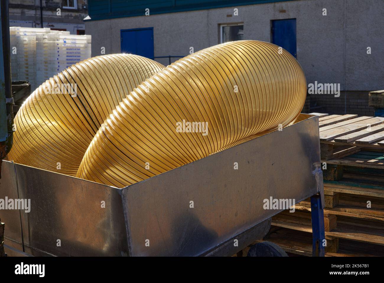 Une bobine de conduits flexibles sur le quai du port à East Loch Tarbert, Argyll et Bute. Écosse Banque D'Images