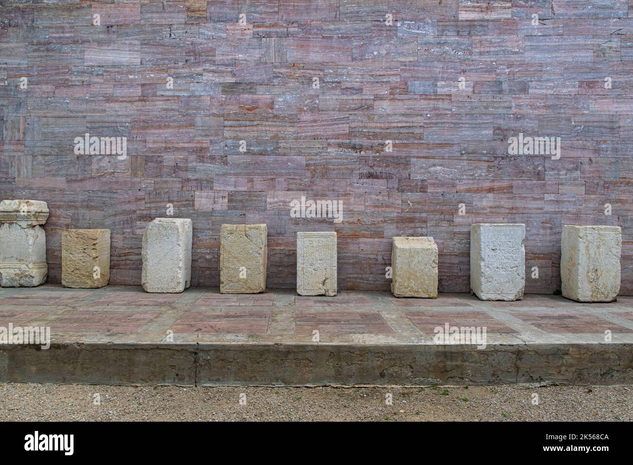 Vieux blocs de pierre avec des écritures romaines exposées à la nécropole romaine de Tarraco, Tarragone, Espagne Banque D'Images