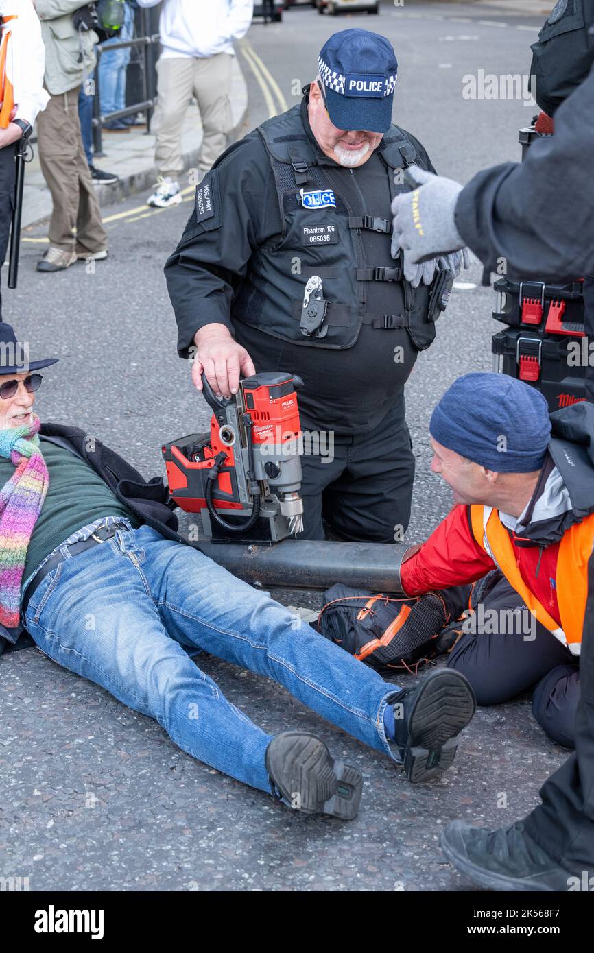 Londres, Royaume-Uni. 6th octobre 2022. Il suffit d'arrêter les manifestants du pétrole pour bloquer les routes autour de Trafalgar Square et les équipes de police spécialisées ont été utilisées pour décoler les manifestants et retirer leurs mains des tuyaux. Crédit : Ian Davidson/Alay Live News Banque D'Images