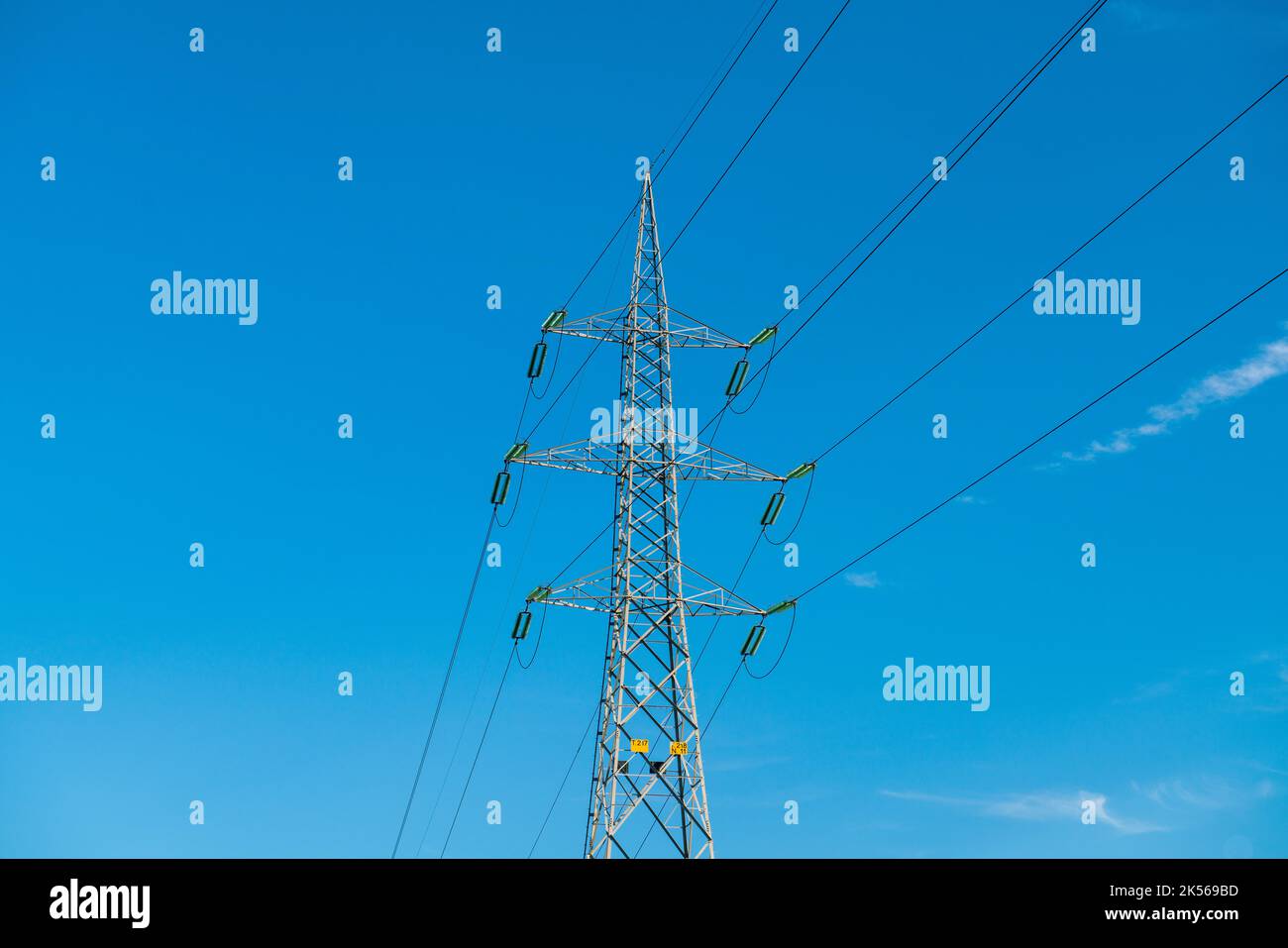 pylône de l'électricité : crise énergétique et coût de l'énergie, deux voix de plus en plus importantes dans le débat économique et politique du monde. Banque D'Images