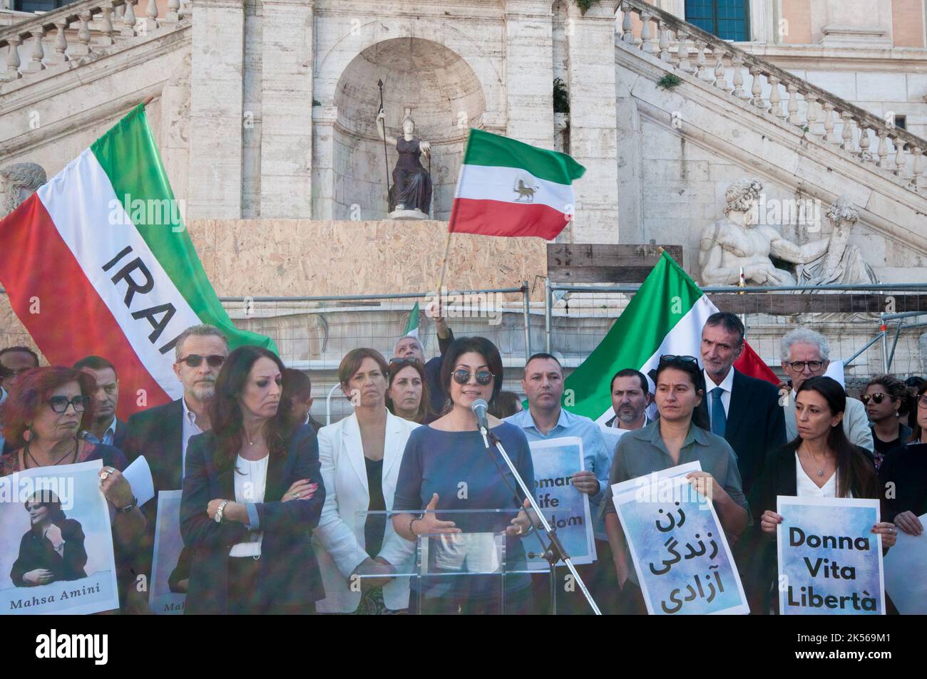 Rome, Italie. 06th octobre 2022. ROME, ITALIE - 06 OCTOBRE 2022 Présidium de conseillers municipaux solidaires des femmes iraniennes sur la Piazza del Campidoglio à Rome, sur 6 octobre 2022, à la suite de la mort du kurde iranien Mahsa Amini, sous la garde de la police morale en Iran. Une vague de troubles secoue l'Iran depuis qu'Amini, 22 ans, est mort sur 16 septembre après avoir été arrêté par la police morale de Téhéran pour avoir prétendument violé les règles strictes du pays sur le port du foulard islamique et les vêtements modestes. ' Credit: Agence de photo indépendante/Alamy Live News Banque D'Images