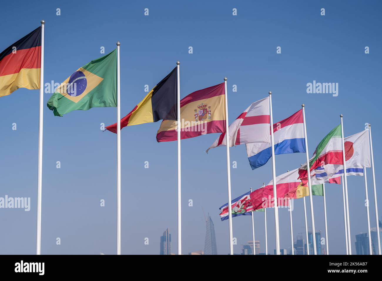 Drapeaux des nations qualifiés pour la coupe du monde 2022 Qatar à Doha Corniche, Qatar. Banque D'Images