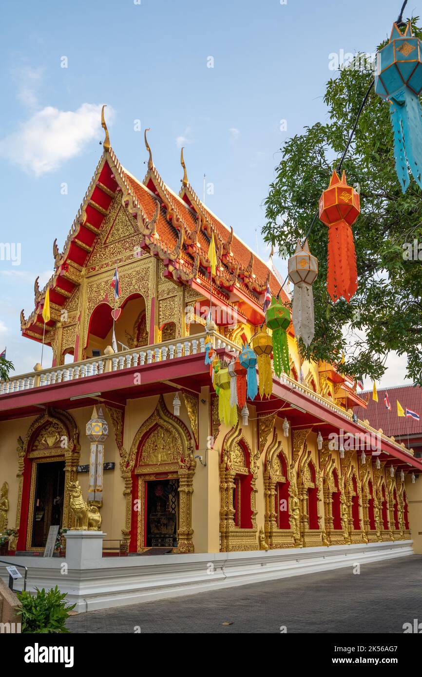 Temple thaïlandais avec décoration pendant le festival Loy Krathong à Chiang Mai en Thaïlande Banque D'Images