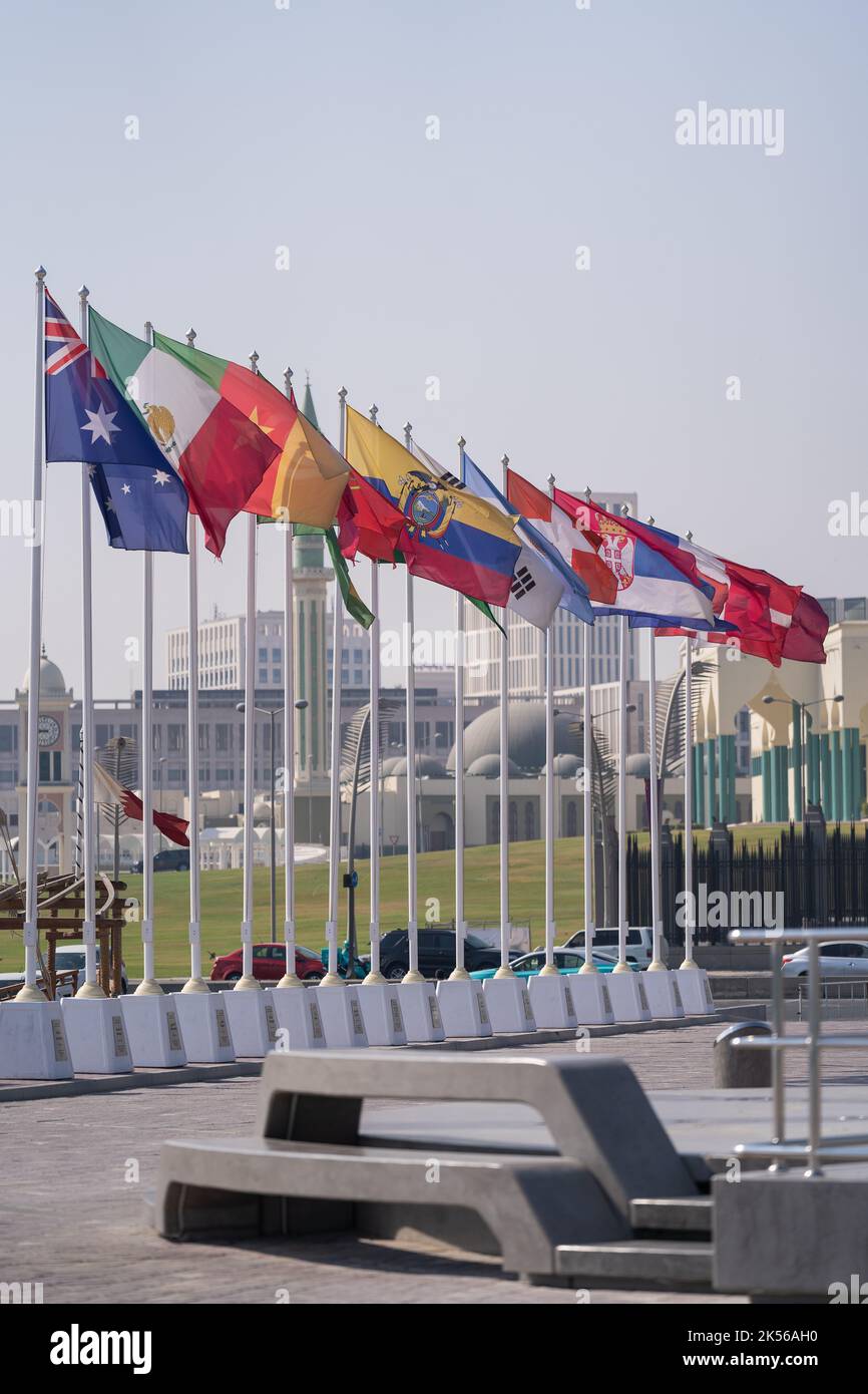 Drapeaux des nations qualifiés pour la coupe du monde 2022 Qatar à Doha Corniche, Qatar. Banque D'Images