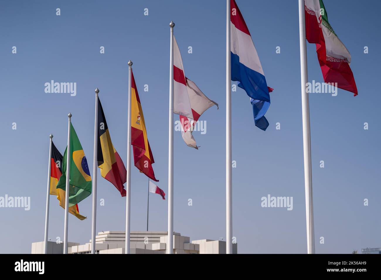 Drapeaux des nations qualifiés pour la coupe du monde 2022 Qatar à Doha Corniche, Qatar. Banque D'Images
