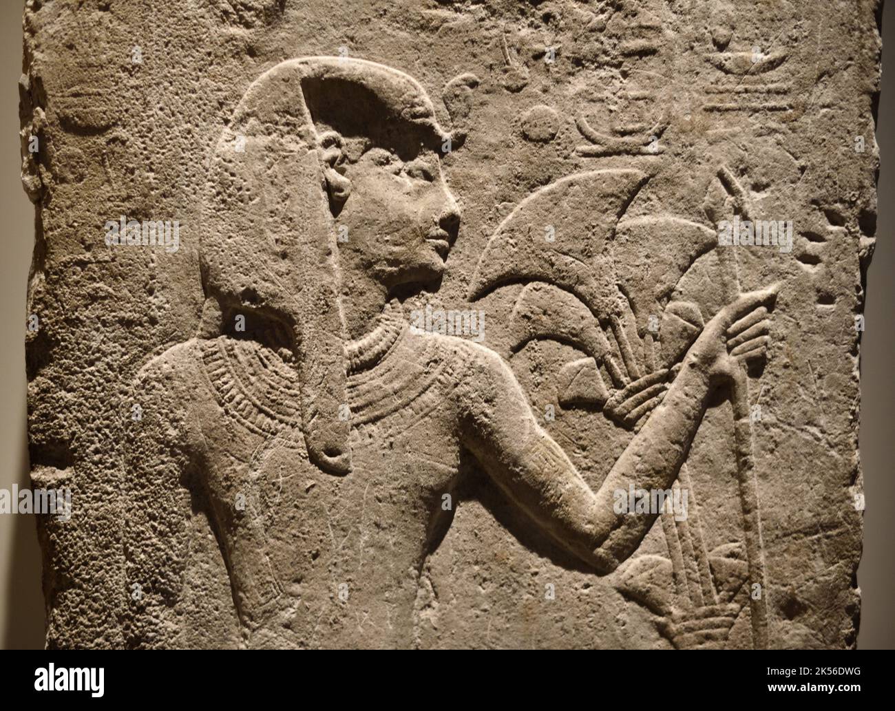 Bas-relief du fragment de tombe et portrait du Pharaon Menkauhor Kaiu, alias Ikauhor ou Mencheres, septième souverain de la Cinquième dynastie (c2399-2390 av. J.-C.). De Saqqara Egypte Banque D'Images