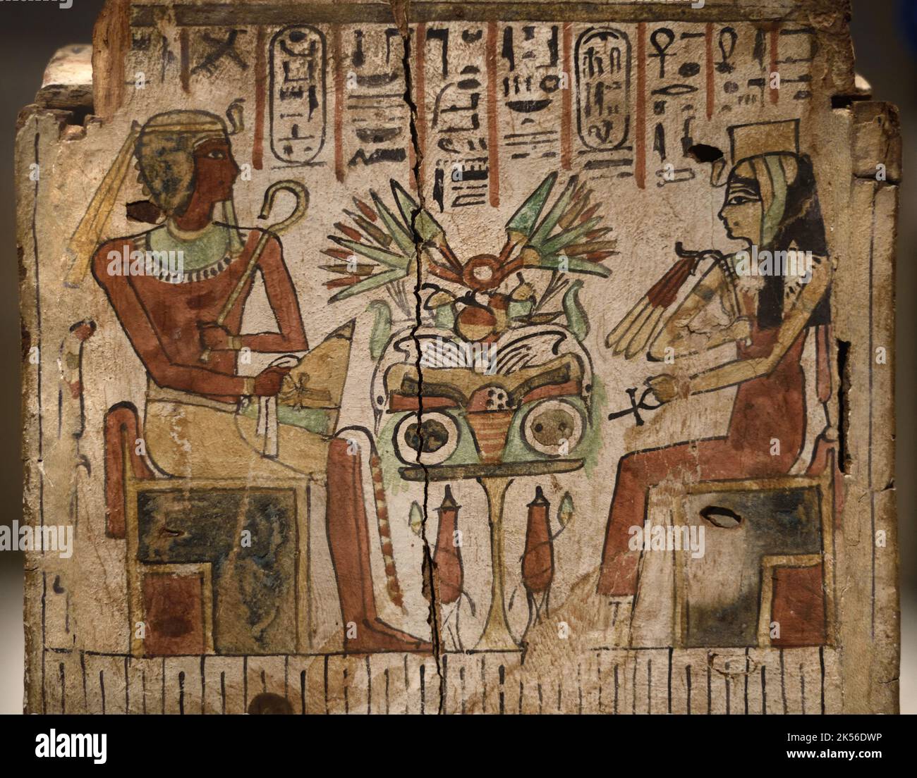 Cercueil en bois ou boîte avec illustration du Pharaon Amenhotep 1 et sa mère Reine Ahmose Nefertary c Täleu-8thAD Égypte ancienne Banque D'Images