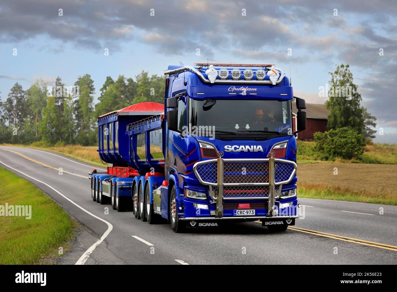 Le camion personnalisé bleu Scania Gustafsson devant la remorque à cassette transporte la charge le long de l'autoroute en été. Salo, Finlande. 27 août 2022. Banque D'Images