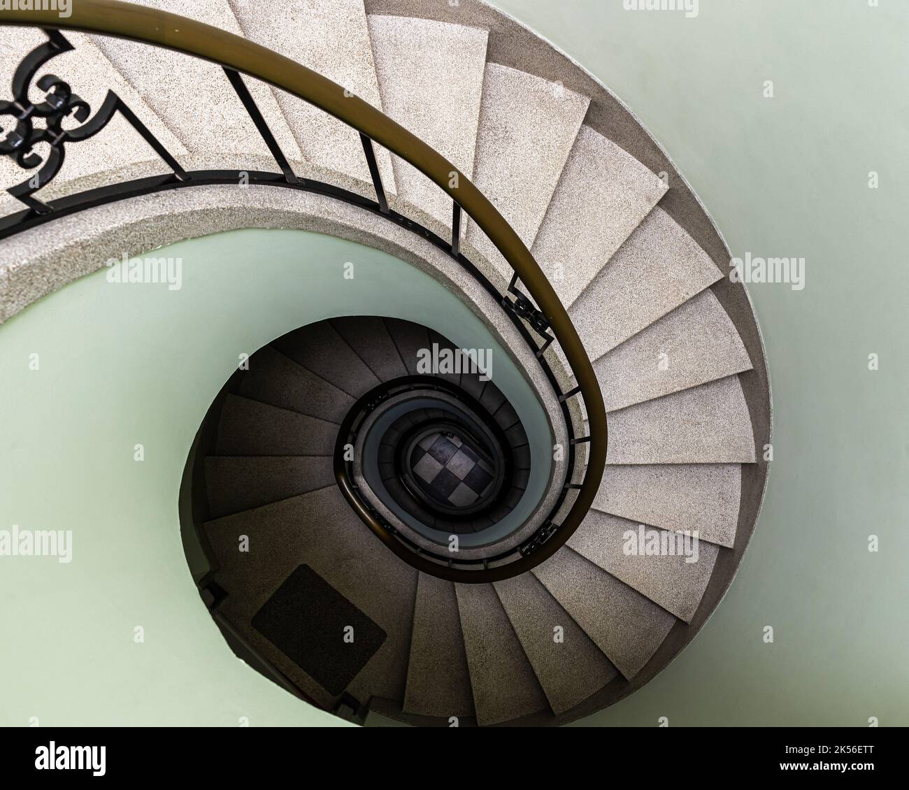 Auderghem, région de Bruxelles-capitale - Belgique - 05 13 2021 escalier tournant dans des tons pastel dans une maison privée Banque D'Images