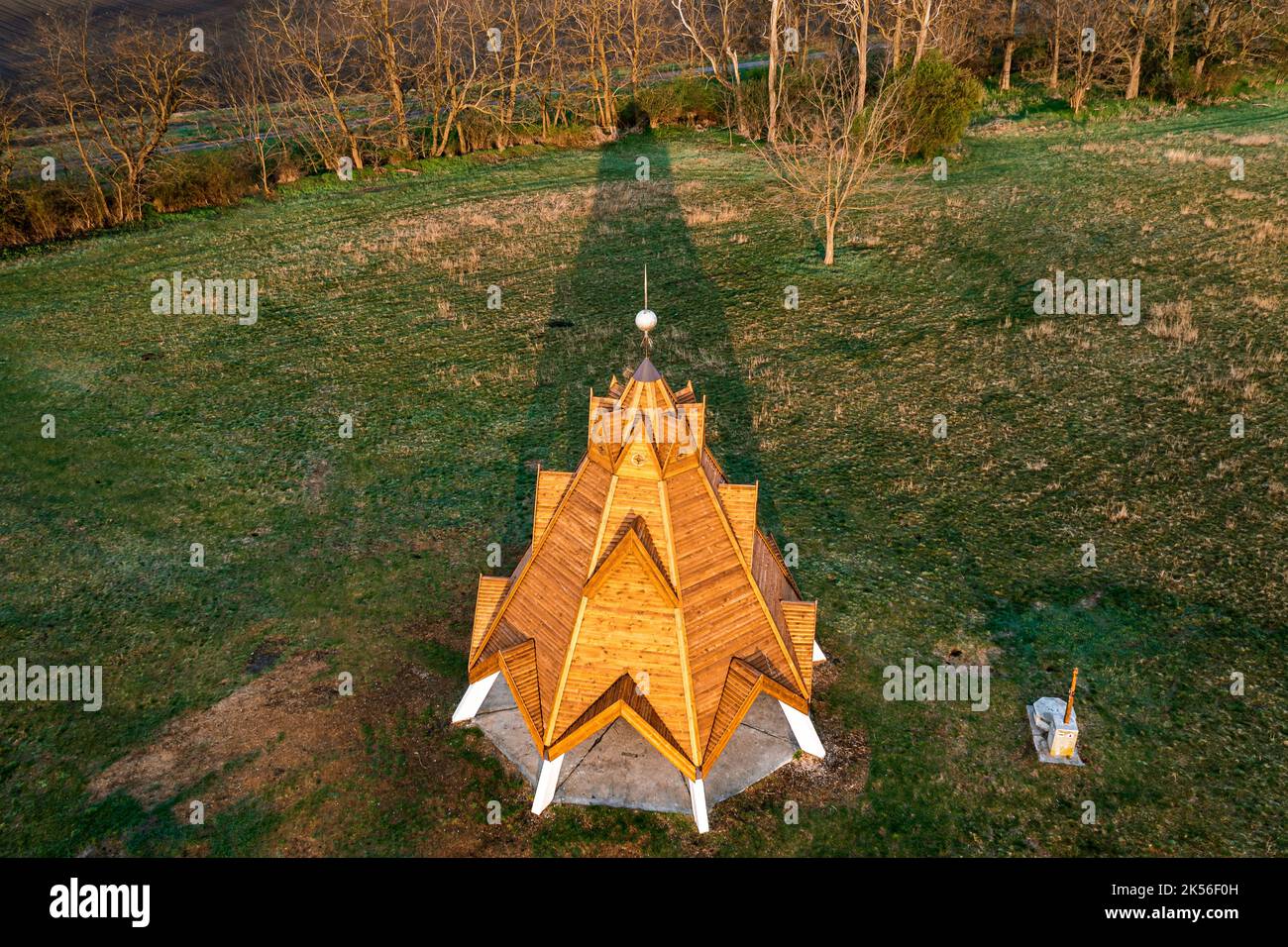 Monument du milieu de la Hongrie dans la ville de Pusztavacs. Cet endroit est le centre gemmoétrique de la Hongrie. Mémorial du centre géographique de la Hongrie à Puszta Banque D'Images