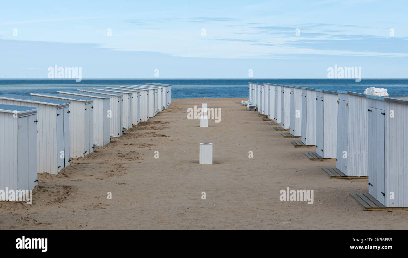 Knokke Heist, région flamande - Belgique - 04 03 2021 - cabines de plage blanches en rangée sur la plage de sable en basse saison Banque D'Images