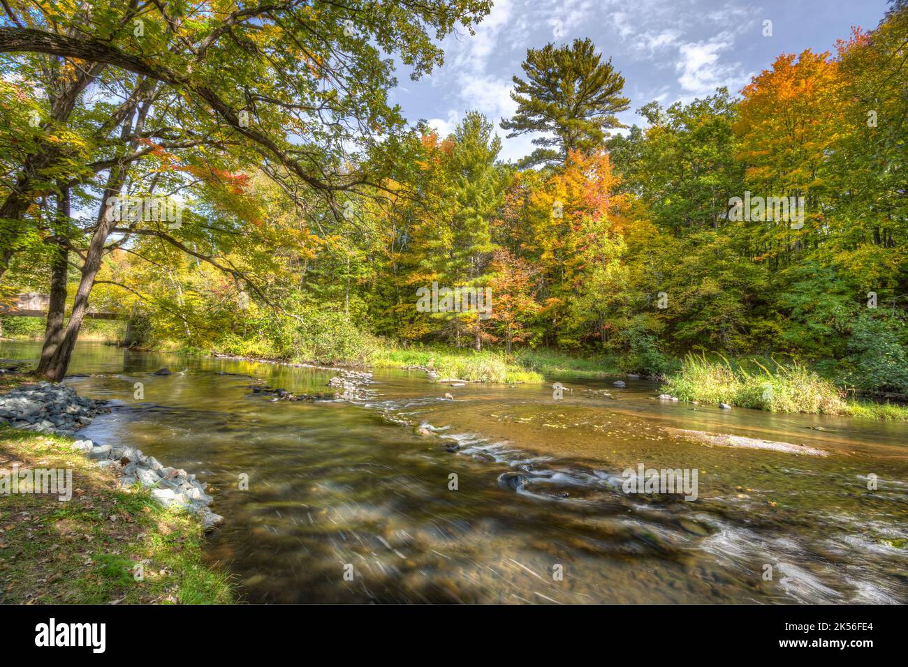 Rivière Apple avec couleurs de feuillage d'automne dans le Wisconsin Banque D'Images