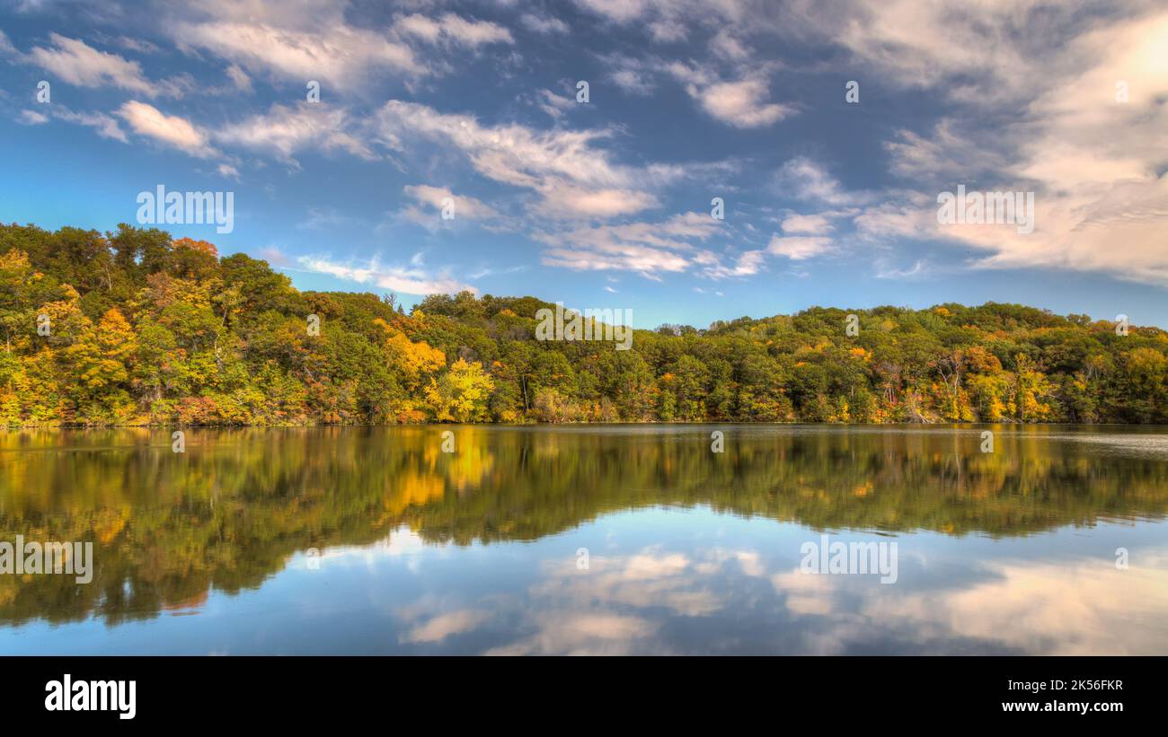 Panorama d'automne du lac Little Falls au parc national de Willow River Banque D'Images