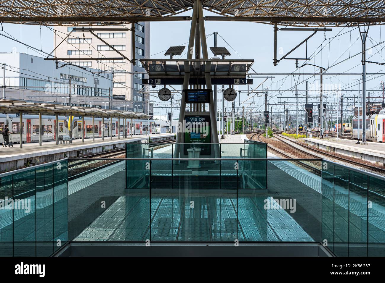 Louvain, Brabant flamand - Belgique - 06 20 2021 conception intérieure de la plate-forme et des escaliers de la gare Banque D'Images