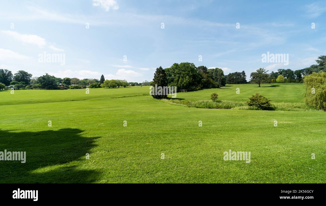 Laeken, région de Bruxelles-capitale - Belgique - 06 06 2021: Sentier dans les Jardins royaux de Belgique Banque D'Images