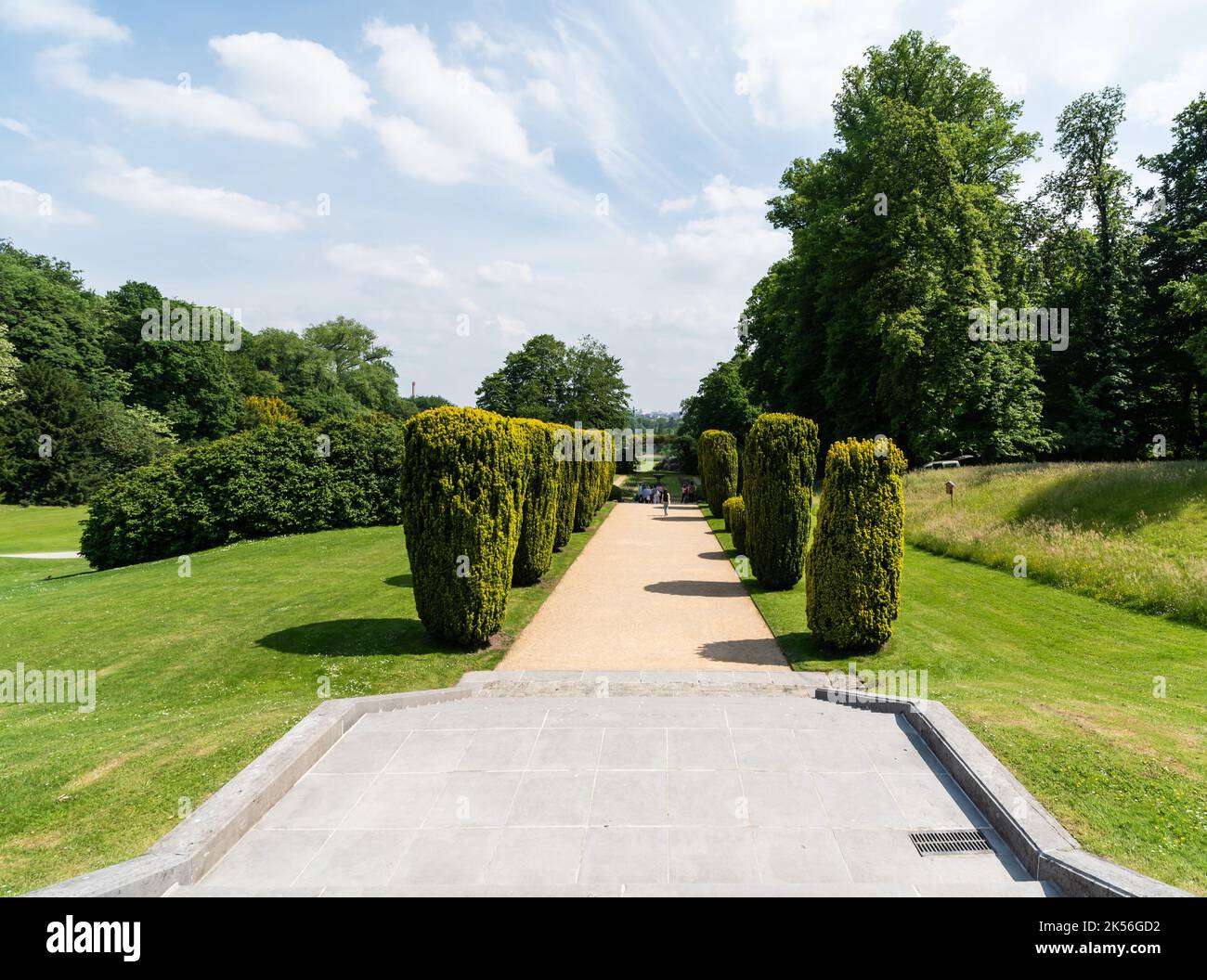 Laeken, région de Bruxelles-capitale - Belgique - 06 06 2021: Sentier dans les Jardins royaux de Belgique Banque D'Images