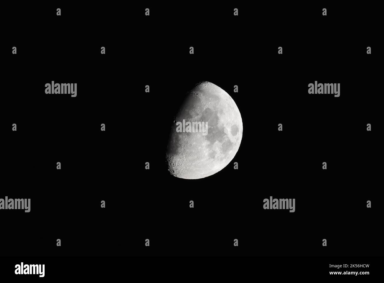 La Lune en phase de croissance dans le ciel sombre, gros plan sur la photo astronomique Banque D'Images