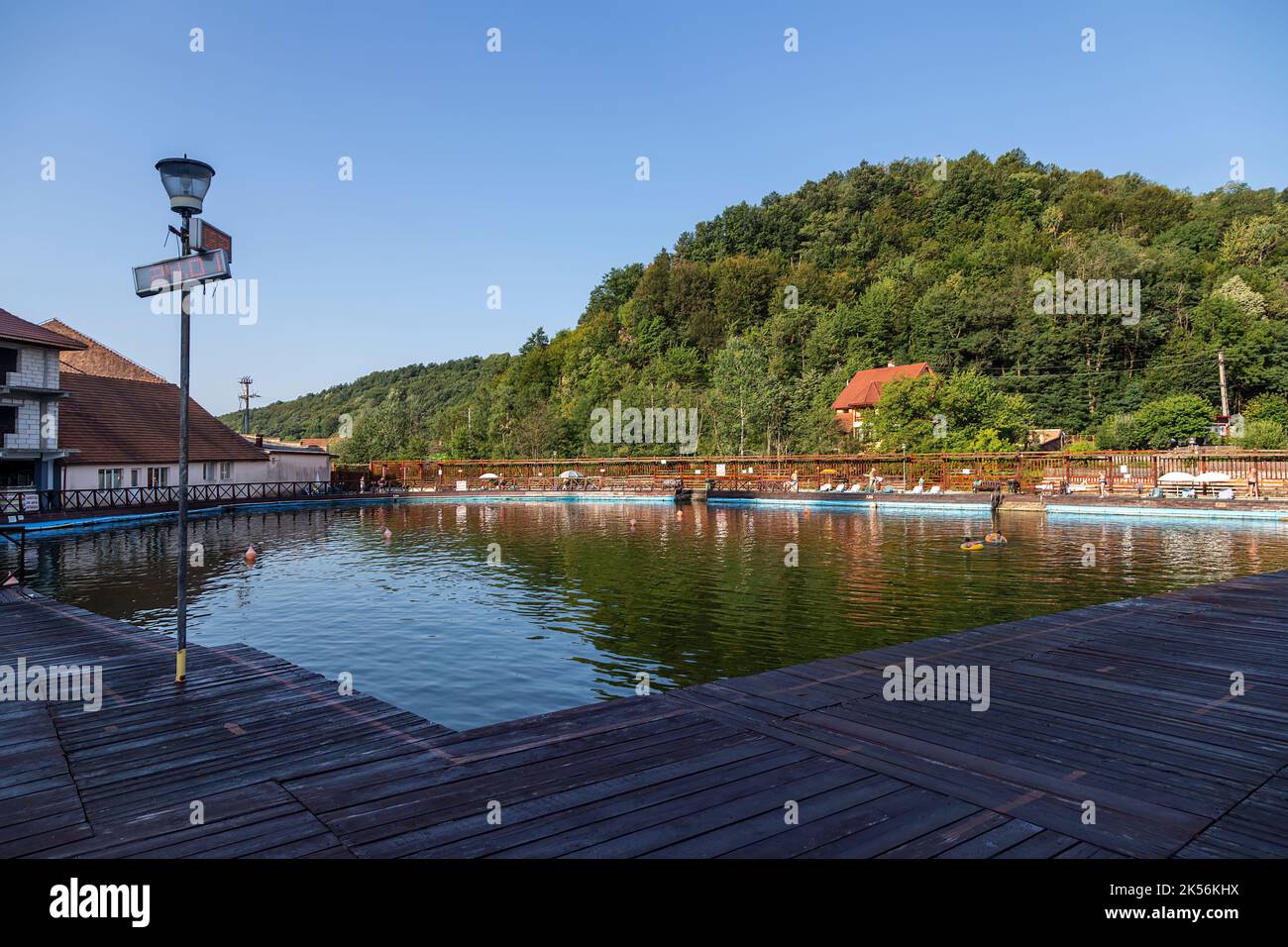 Baile Sacelu, Comté de Gorj, Roumanie – 24 juillet 2022: Vue de l'intérieur de la base de traitement - les piscines avec la boue thérapeutique dans la station de Baile Sacelu, Gorj, Banque D'Images